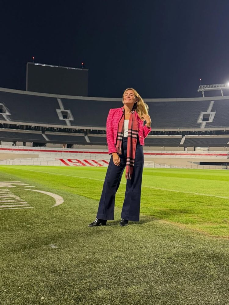 En el estadio de River, Rocío Oliva dio cátedra de estilo con un look rojo y blanco y conquistó el corazón del hincha