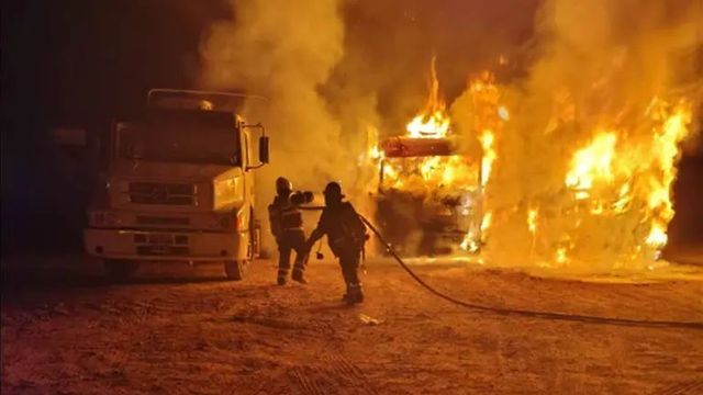 Incendio de camiones. Foto ElOnce/Web.
