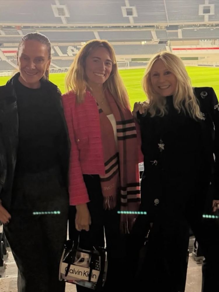 En el estadio de River, Rocío Oliva dio cátedra de estilo con un look rojo y blanco y conquistó el corazón del hincha