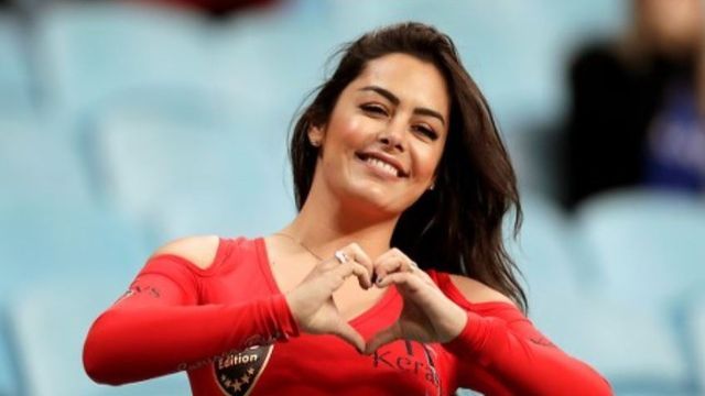Desde la playa, Larissa Riquelme posó con un vestido color rojo pasión y cautivó a todos sus seguidores