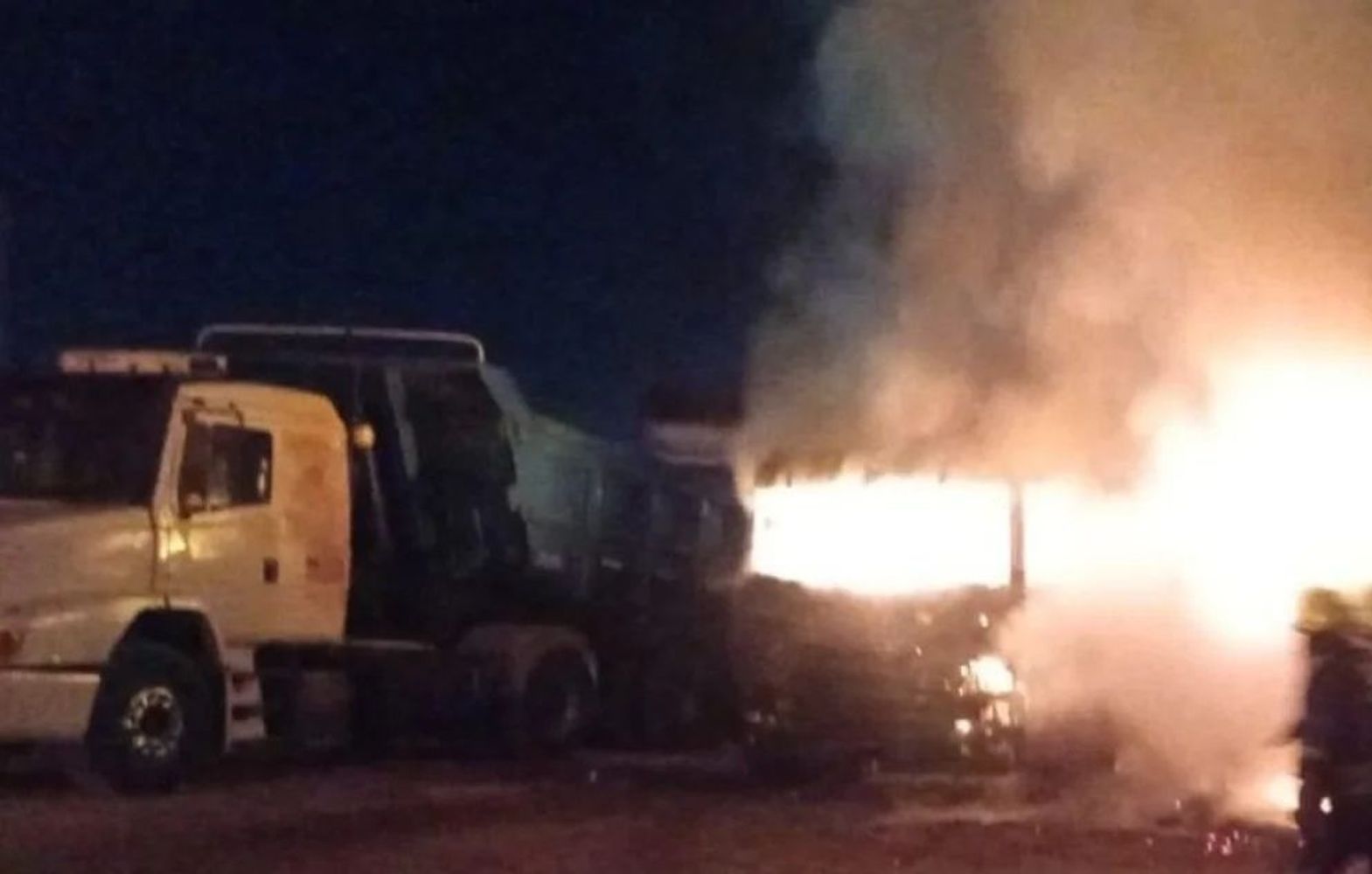 Incendio de camiones. Foto Web.