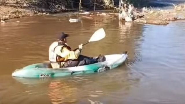 Efectivos de la División Lacustre del Destacamento El Cadillal realizan tareas de búsqueda con kayaks.