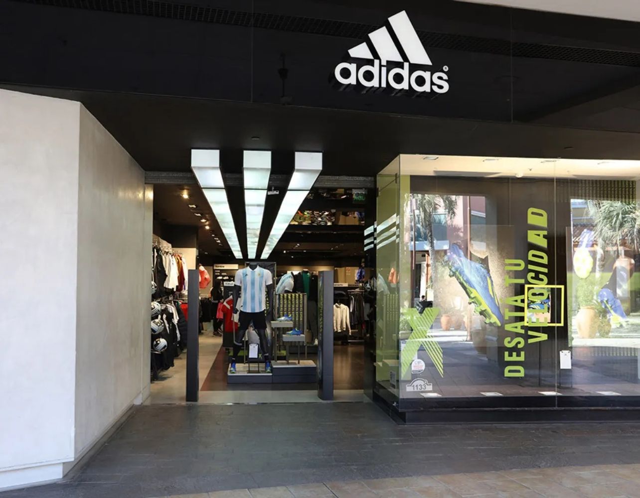 Adidas busca cajeros 