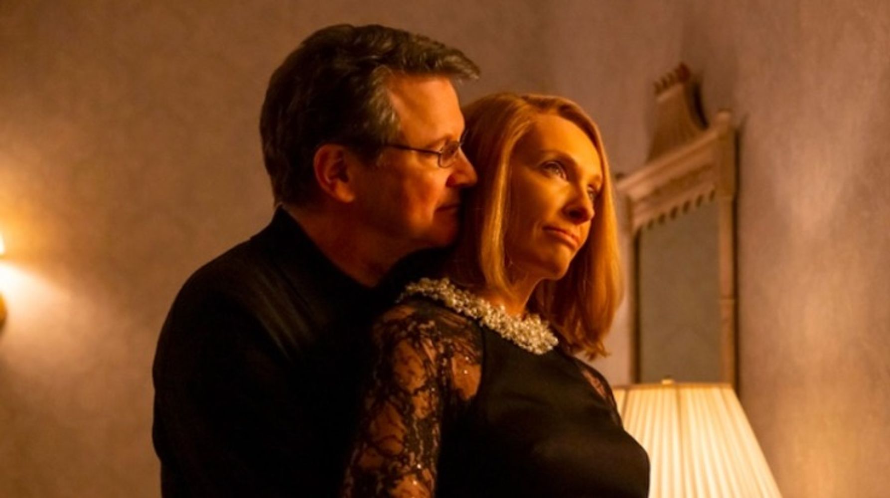 Toni Collette da vida a Kathleen Peterson, cuya muerte desata el misterio central de la historia.