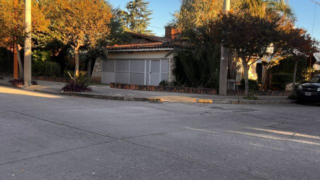 Denuncias sobre un posible geriátrico en Villa Dominguez.