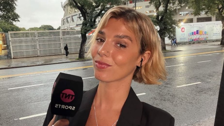 Sara Sklate volvió a la cancha de River Plate y acaparó todas las miradas con su look urbano