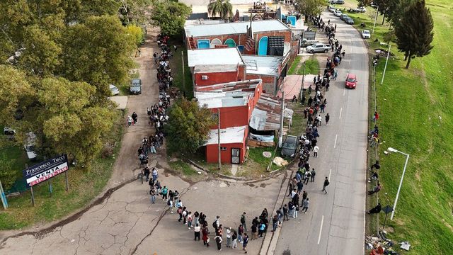Impactante fila para 60 puestos laborales