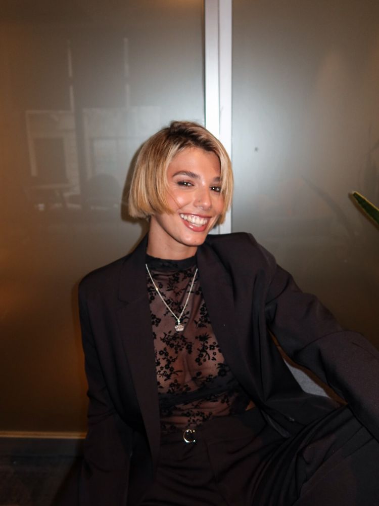 Sara Sklate, la periodista de River, reversionó el estilo sastrero con una prenda de encaje y arrasó en Instagram