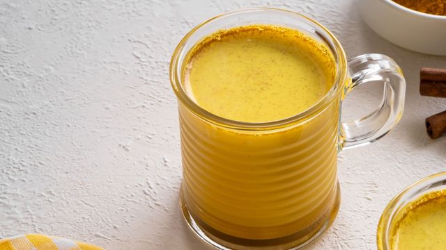 Qué es la leche dorada: la bebida antiinflamatoria que ayuda a fortalecer las defensas y a curar el resfrío