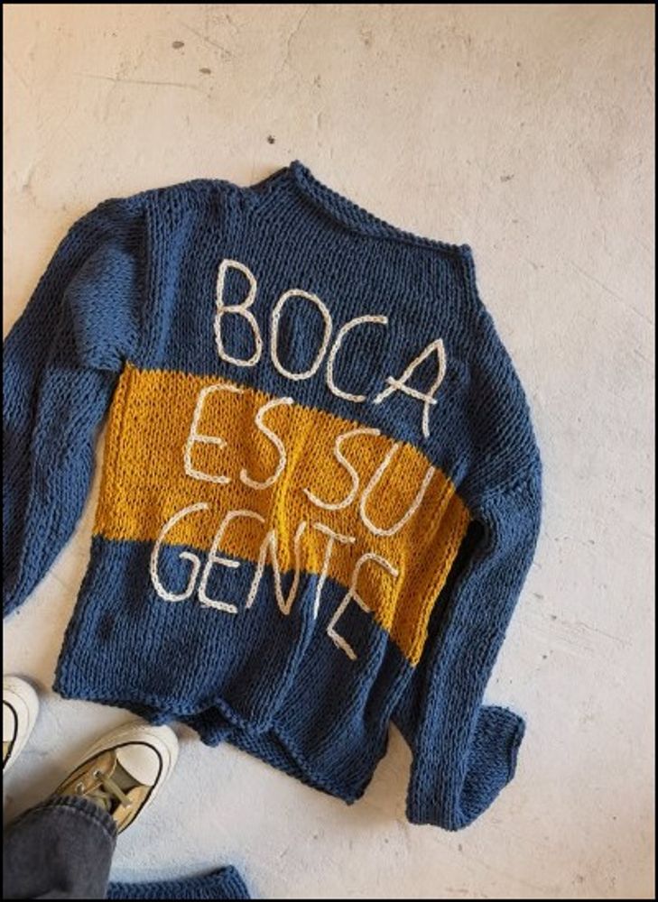 El sweater inspirado en Boca que nació en un atelier de Pilar y se volvió viral en redes sociales.