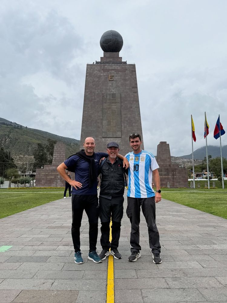 Ciclistas viajan al Mundial en bicicleta.