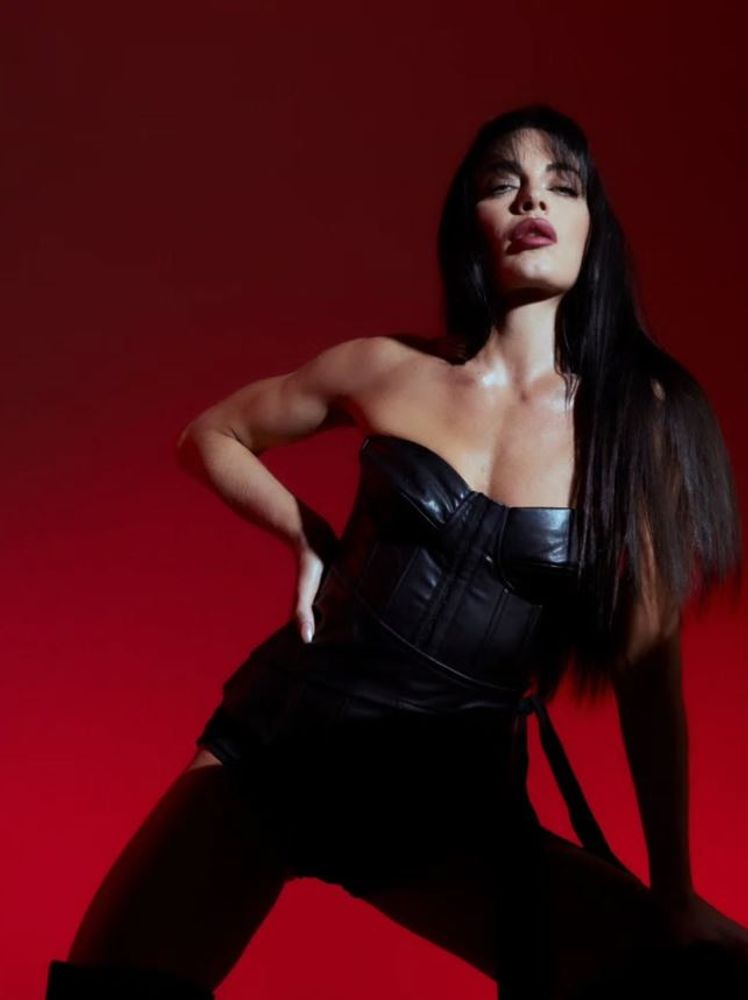 Emilia Attias jugó fuerte con un look total black de cuero y sumó el peinado de la temporada