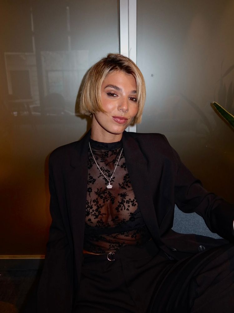 Sara Sklate, la periodista de River, reversionó el estilo sastrero con una prenda de encaje y arrasó en Instagram