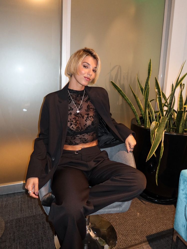 Sara Sklate, la periodista de River, reversionó el estilo sastrero con una prenda de encaje y arrasó en Instagram