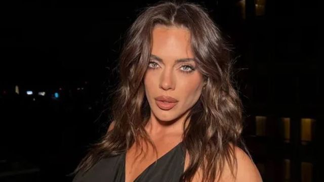 Cadenas y mucho dorado: Emilia Attias sorprendió con el look más llamativo del otoño y arrasó en Instagram