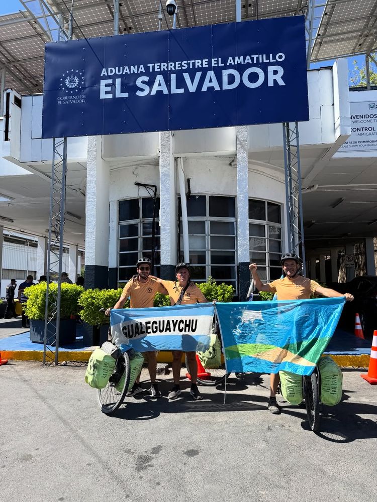 Ciclistas viajan al Mundial en bicicleta.