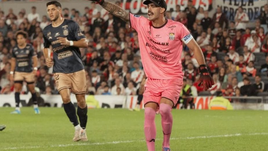 Quién es Lucas Bruera, el abogado argentino que le atajó un penal a River por Copa Sudamericana