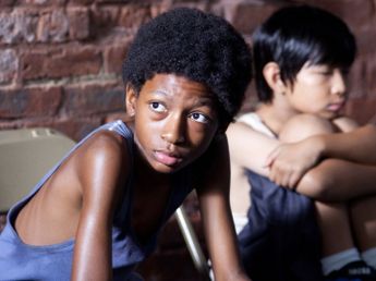 Dos niños abandonados, hambre y miedo: la dura película que conmueve en Netflix 