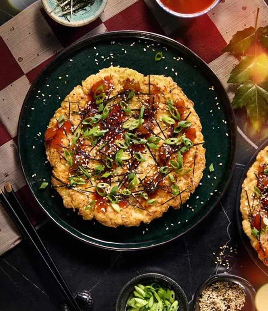 Cómo hacer Okonomiyaki, la 'pizza japonesa' que se prepara con sobras de la heladera