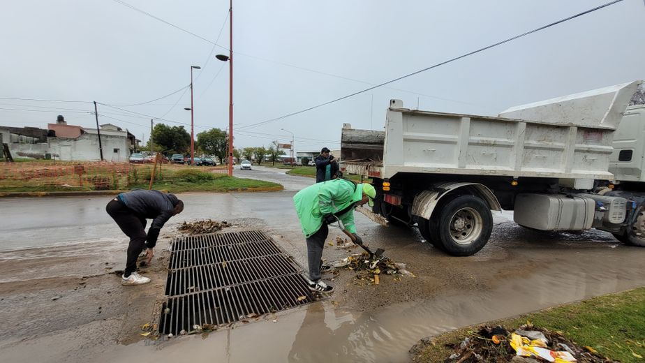 Tres Arroyos: Cuadrillas municipales trabajan en distintos puntos de la ciudad tras el temporal