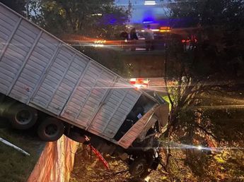 Chocó otro camión y quedó colgando de un puente en Córdoba: las impactantes imágenes