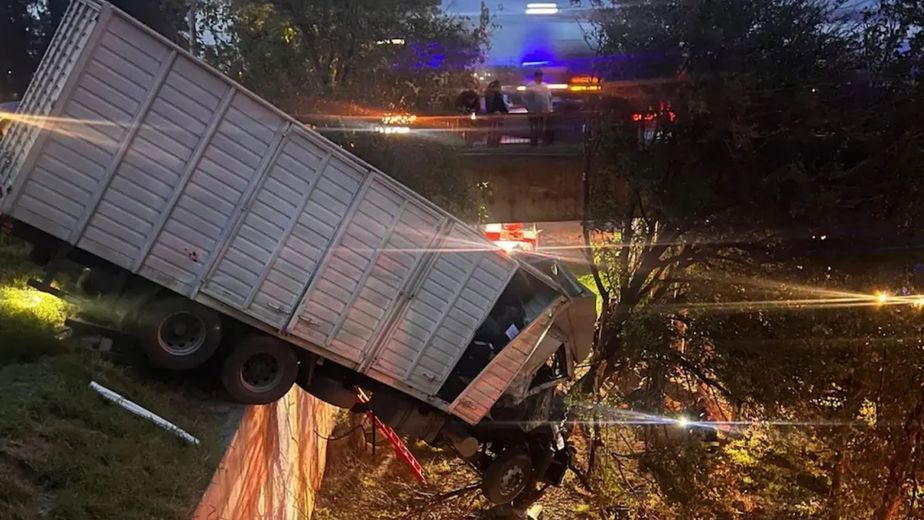 Chocó otro camión y quedó colgando de un puente en Córdoba: las impactantes imágenes
