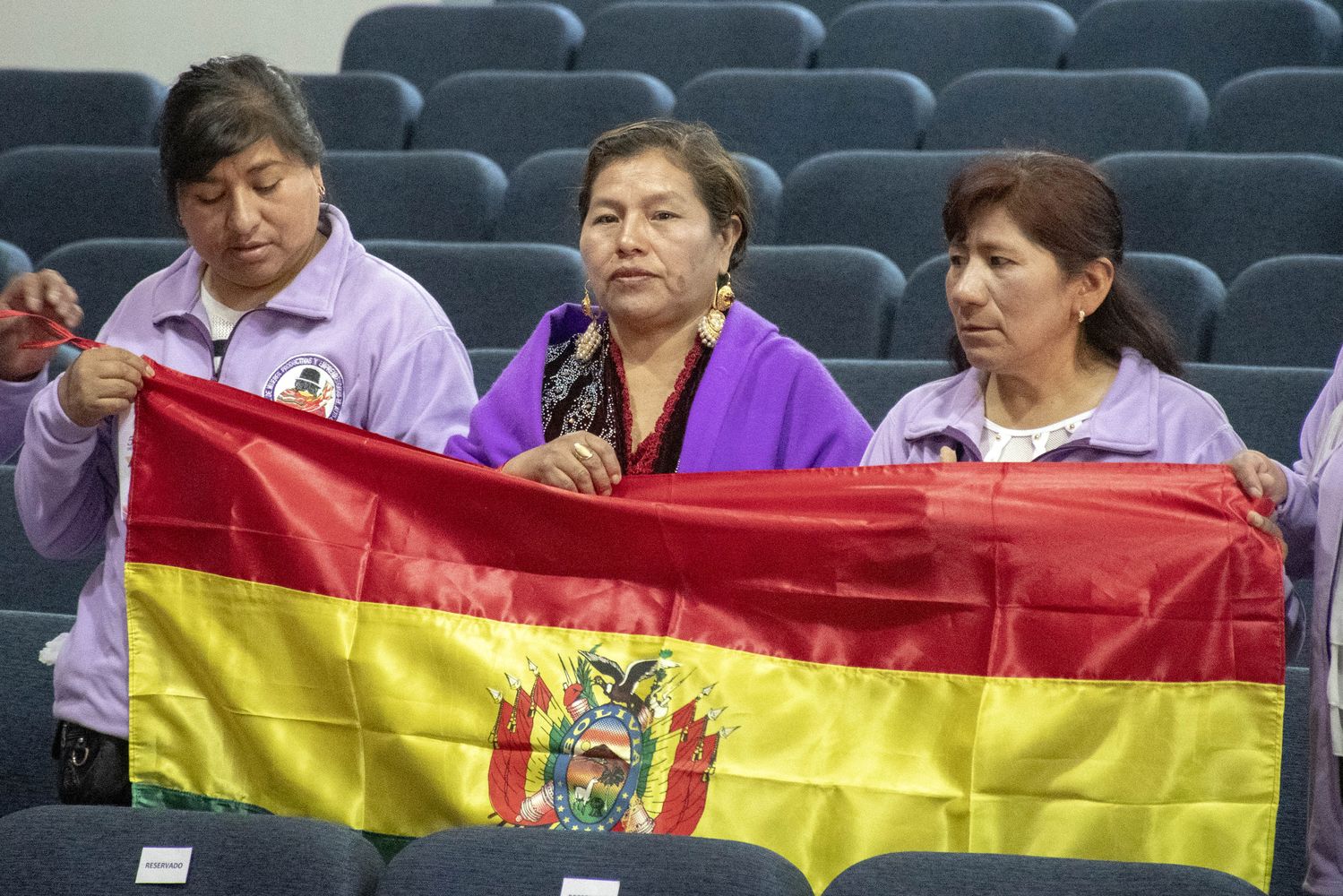 Un grupo de conductoras bolivianas presentó en Jujuy el servicio "Línea Lila" y la experiencia de formación en escuelas de manejo para mujeres.