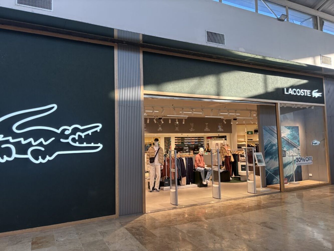 Lacoste ofrece trabajo