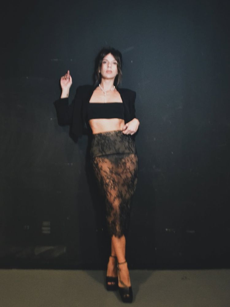 Gime Accardi apostó por una pollera de encaje y marcó tendencia con un look total black de noche
