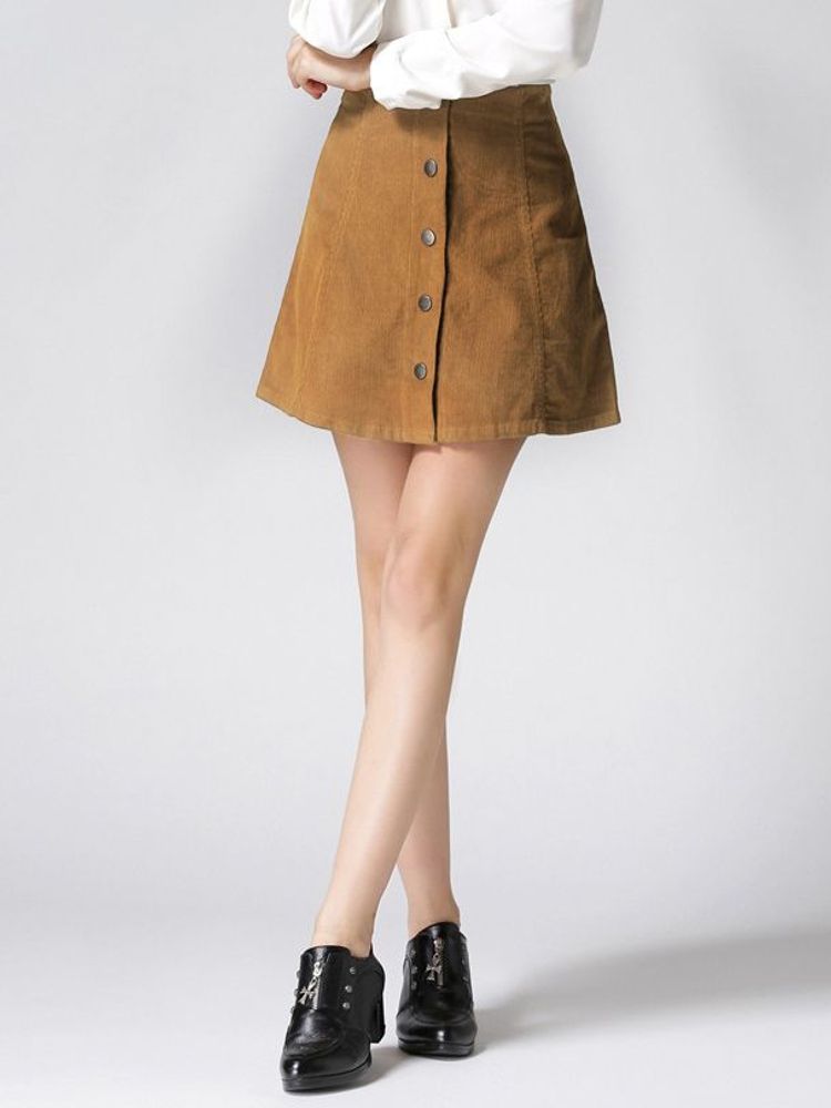 En tonos negro, marrón, beige y jean, esta prenda vintage promete dominar los looks de la temporada.