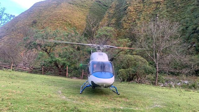 El helicóptero descendió en el helipuerto de Emergencias 107, donde una ambulancia lo trasladó al Hospital Centro de Salud.