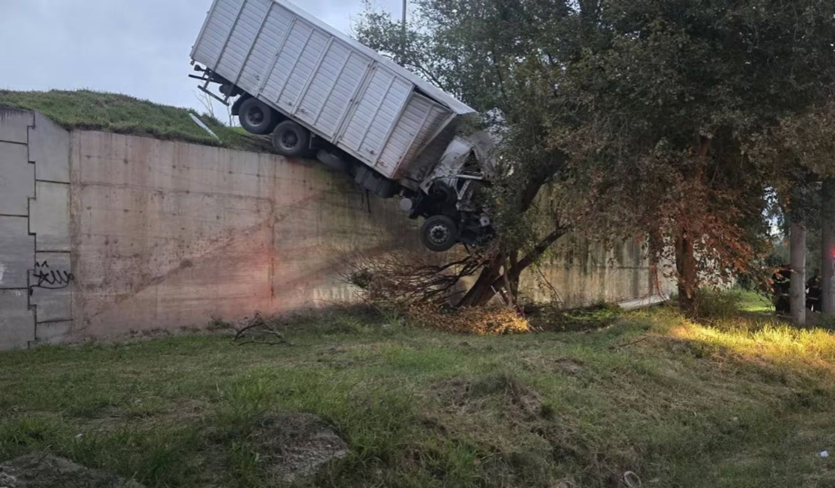 El camión quedó colgando.