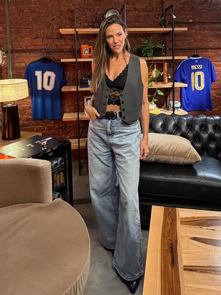 Luciana Rubinska arrasó con un top de encaje, lo combinó con el chaleco de la temporada y marcó tendencia
