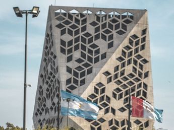 A un policía se le escapó un tiro en un baño y terminó herido en Córdoba