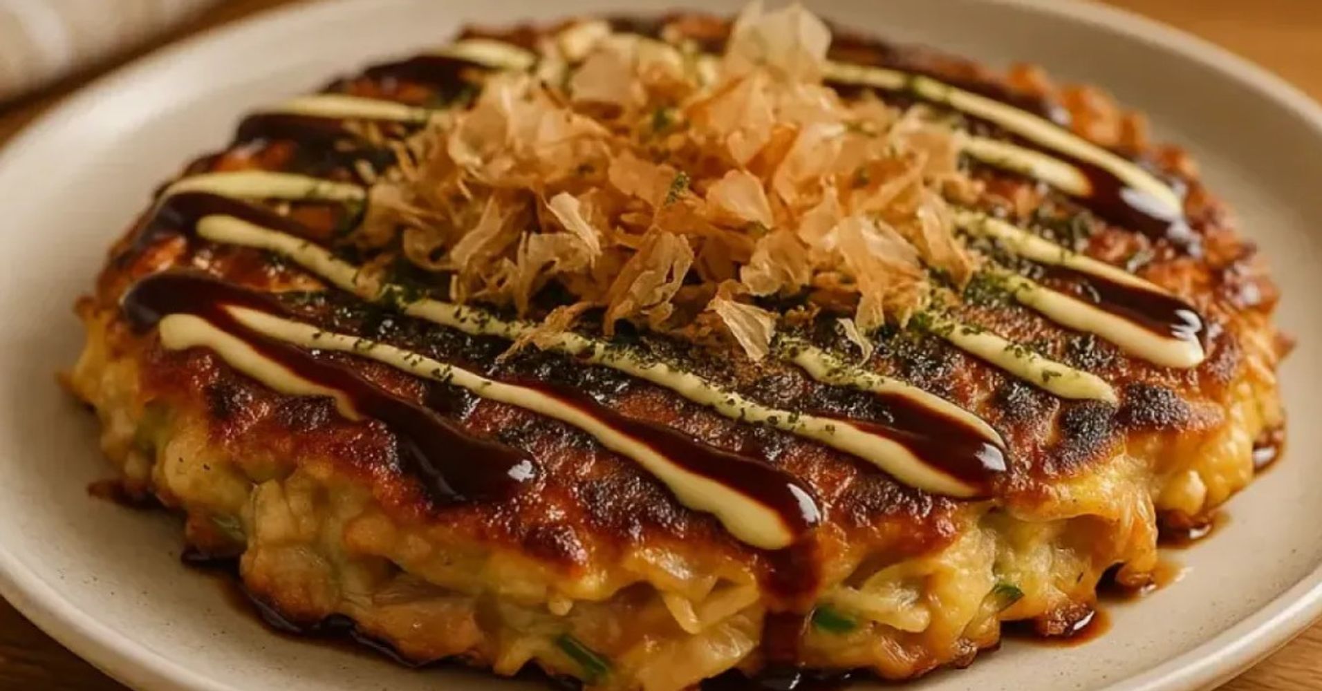 Cómo hacer Okonomiyaki, la 'pizza japonesa' que se prepara con sobras de la heladera
