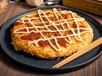 Cómo hacer Okonomiyaki, la 'pizza japonesa' que se prepara con sobras de la heladera