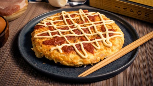 Cómo hacer Okonomiyaki, la 'pizza japonesa' que se prepara con sobras de la heladera