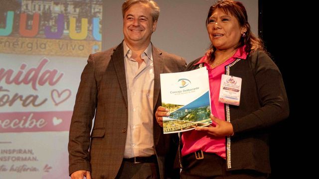 El presidente del Concejo Deliberante de San Salvador de Jujuy, Gastón Millón, entregó personalmente a la presidenta de la AMT, Rocío Lorena Pérez, la declaración de interés municipal otorgada al Congreso Internacional de Mujeres Conductoras.
