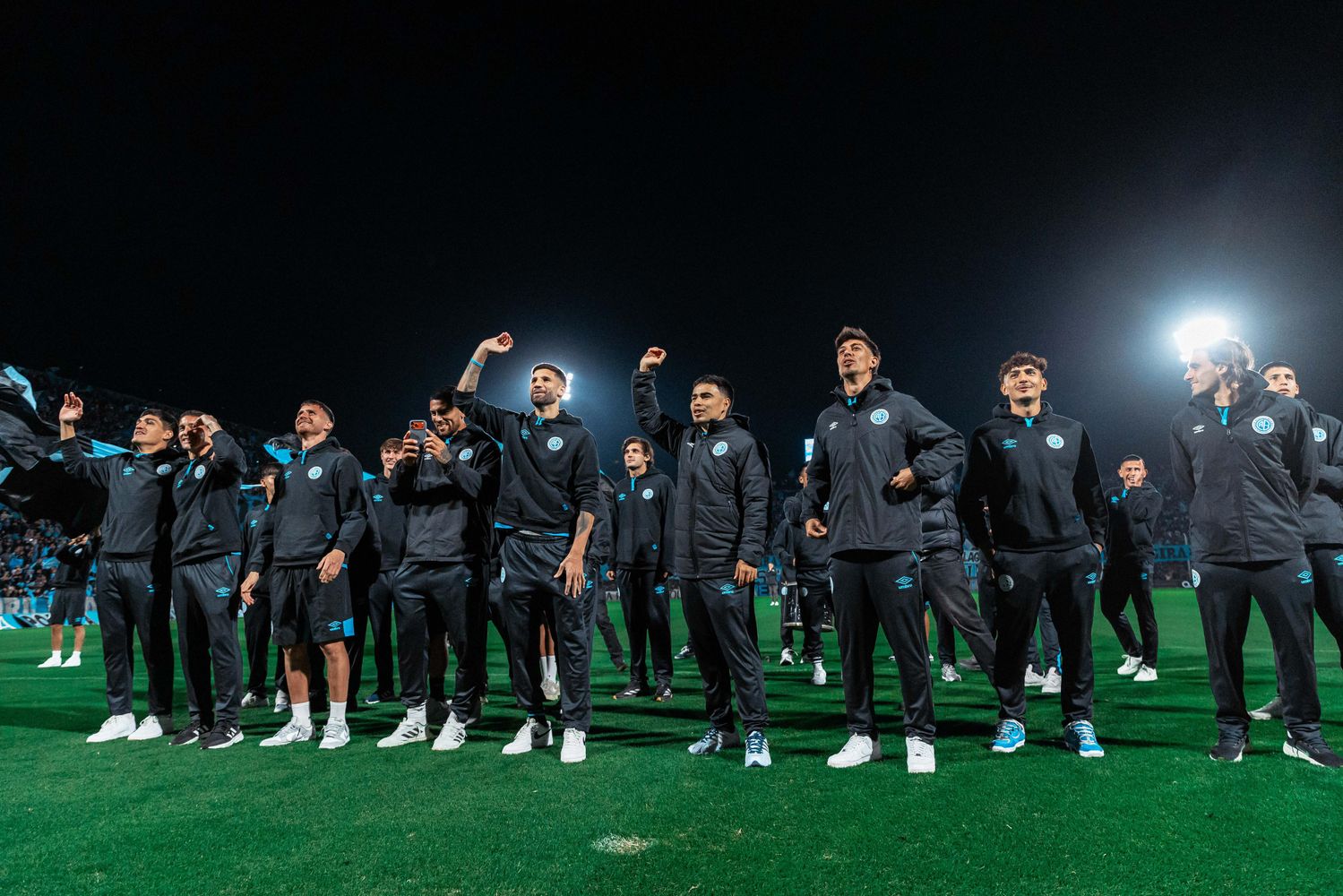 El plantel, con los jugadores hinchas a la cabeza: el Mudo, el Chino y Rigoni.