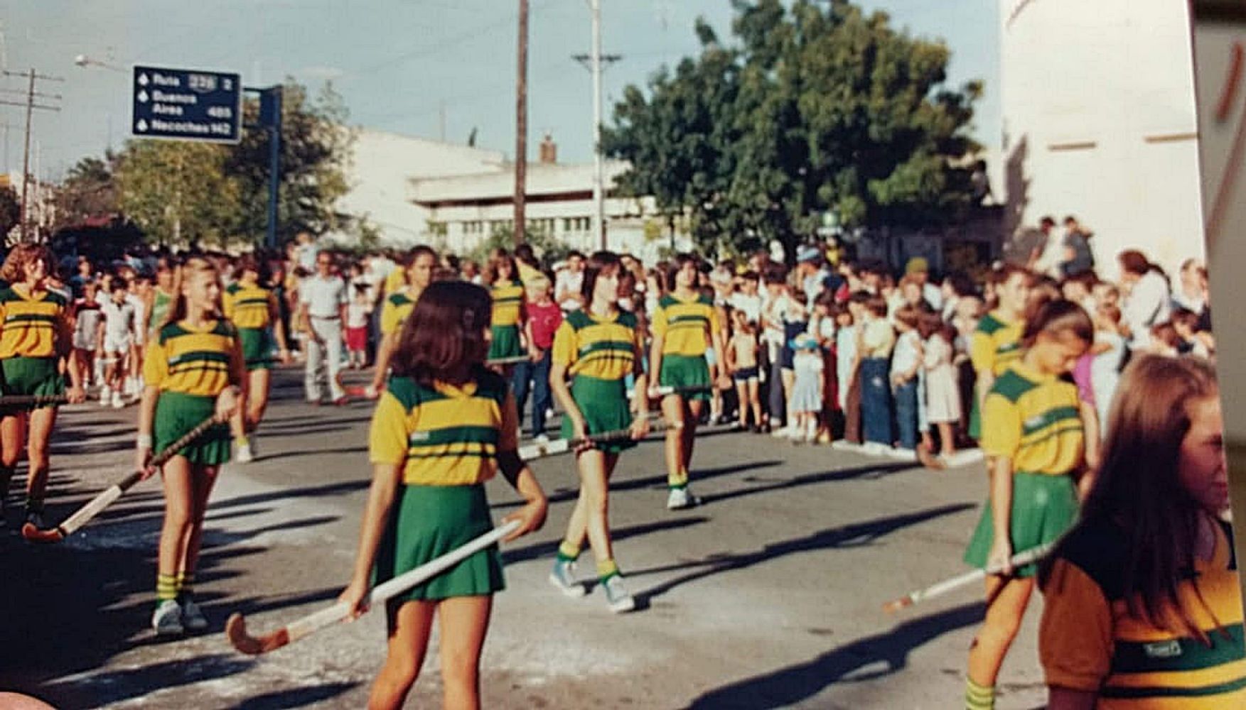 Equipo femenino de Hockey sobre Césped de Costa Sud en el desfile de la Fiesta Provincial del Trigo