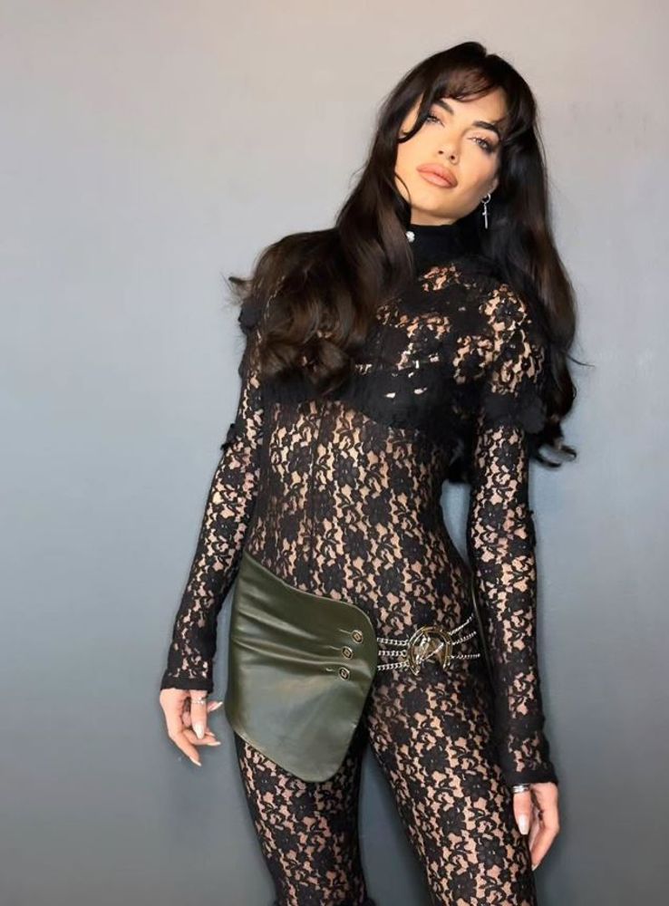 Emilia Attias jugó fuerte con un look total encaje con detalle de cuero y arrasó en tendencias