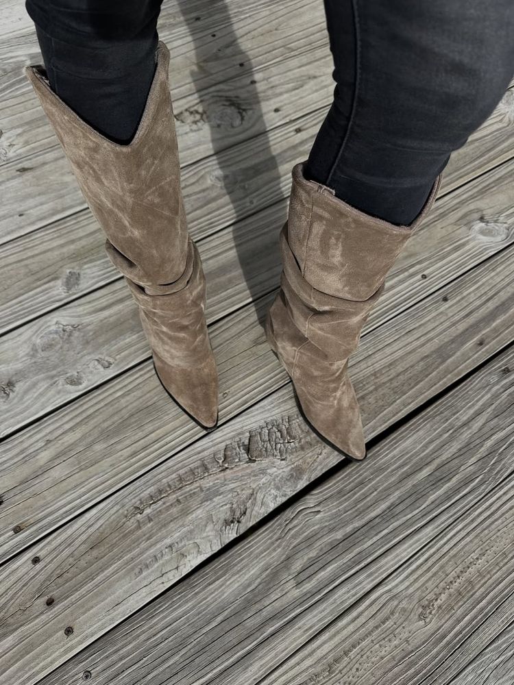 Sofía Zámolo marcó tendencia con una campera bomber y la combinó con las botas camel de la temporada