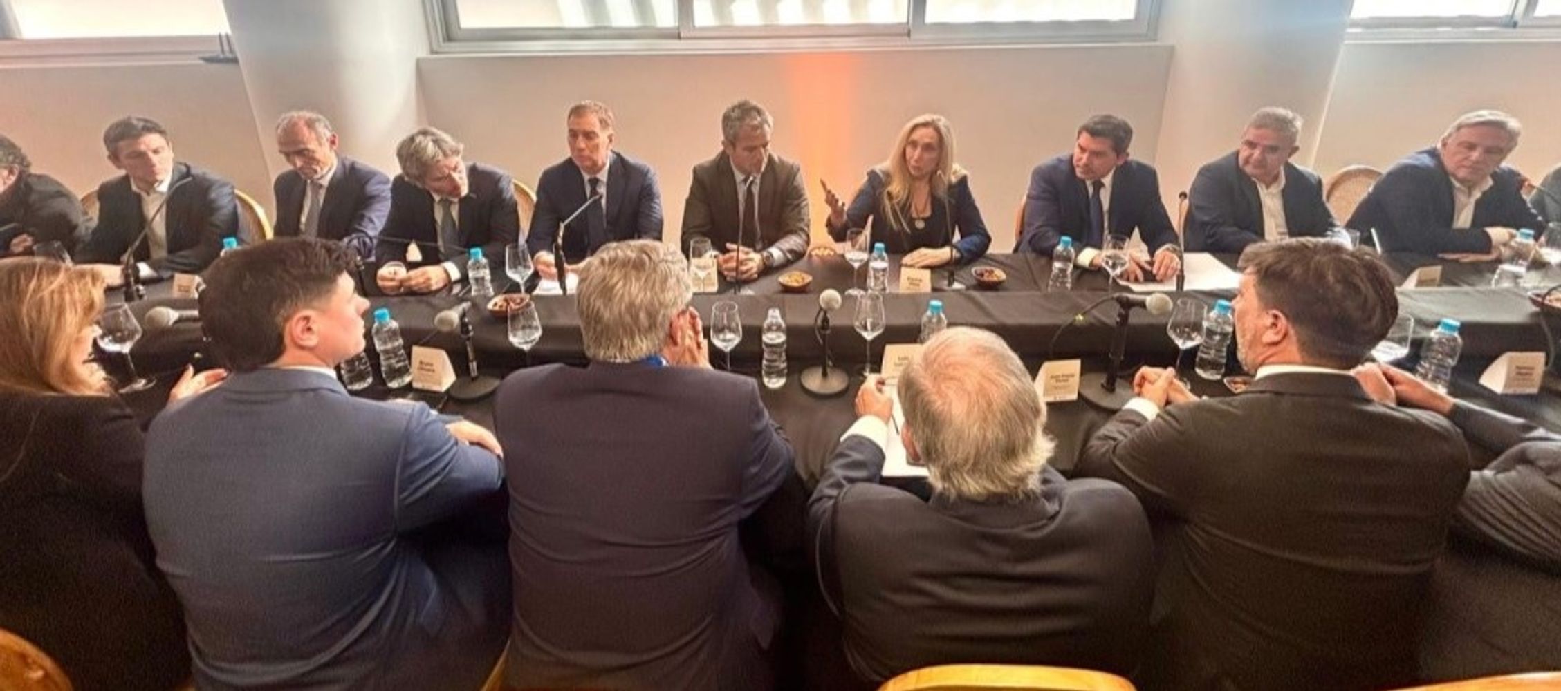 La secretaria general de la Presidencia, Karina Milei, en diálogo con los gobernadores y empresarios que integran la Mesa Federal Minera.