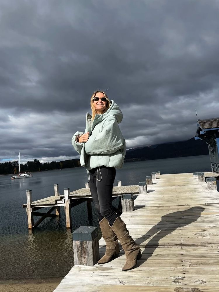 Sofía Zámolo marcó tendencia con una campera bomber y la combinó con las botas camel de la temporada