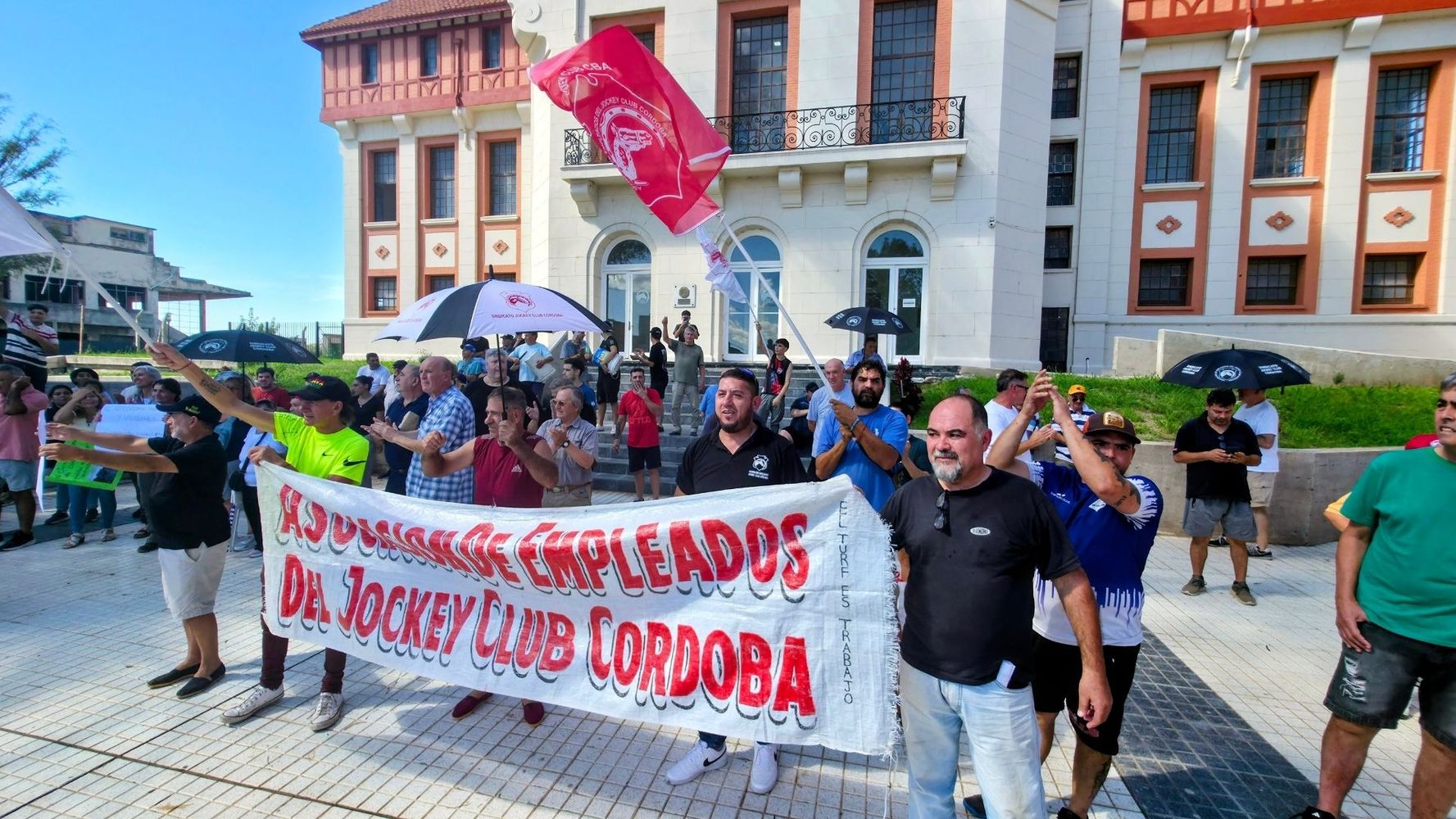 Denuncian despidos en un reconocido club de Córdoba.