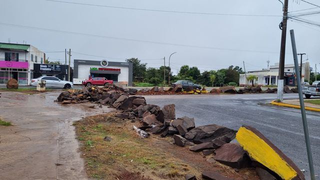 Bernardo de Irigoyen: cuestionan los muros de piedra entre Misiones y Brasil y aseguran que no frenan el paso.