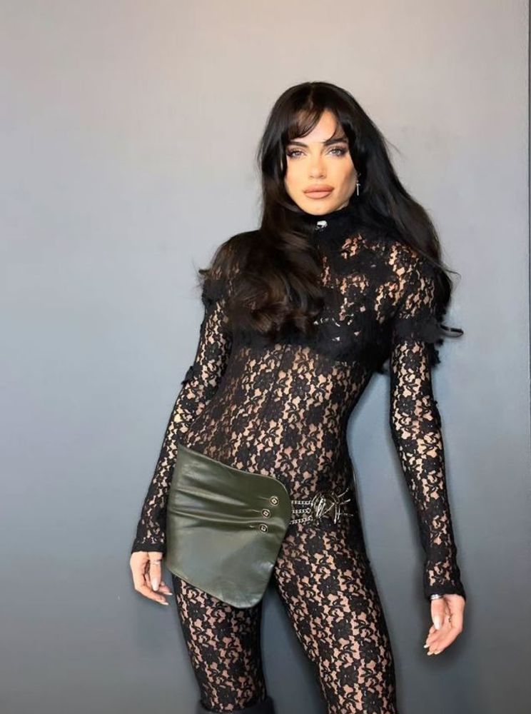 Emilia Attias jugó fuerte con un look total encaje con detalle de cuero y arrasó en tendencias