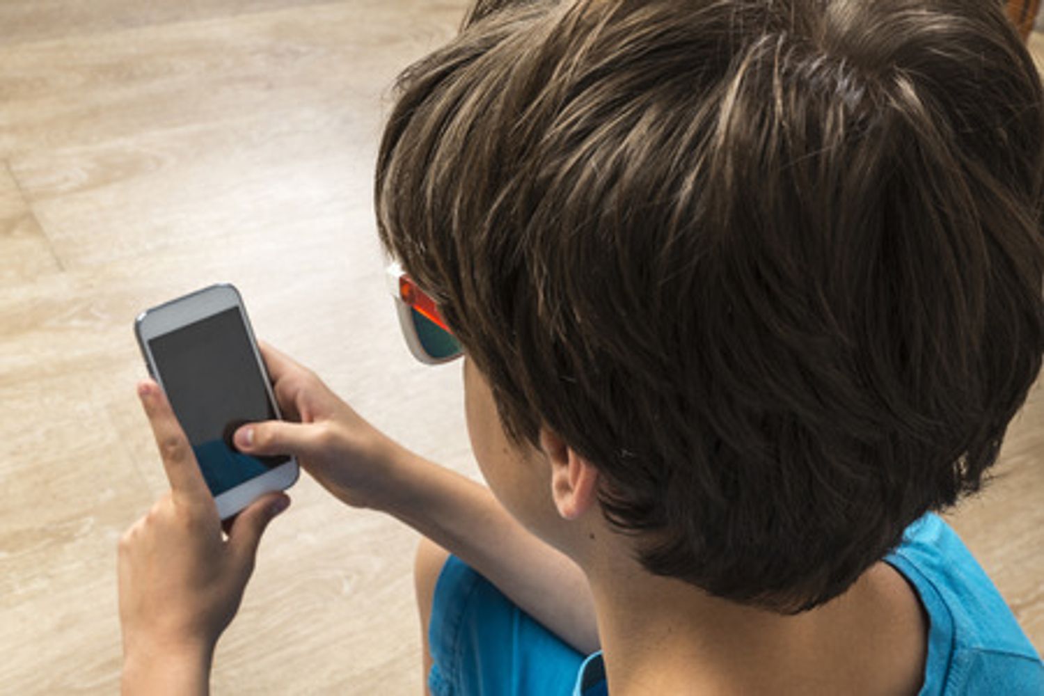 Niño con celular.