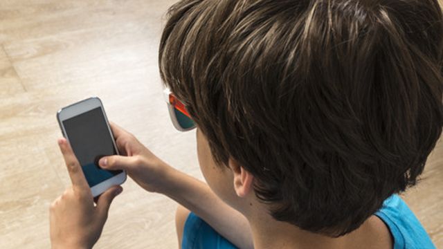 Niño con celular.