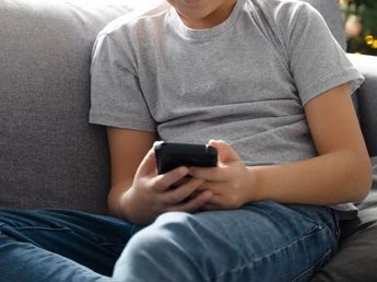 Guía para padres: por qué es peligroso que los chicos usen mucho el celular